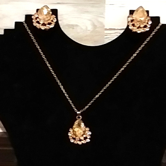 Jewelry - 🌹3/$15 Necklace&Earrings